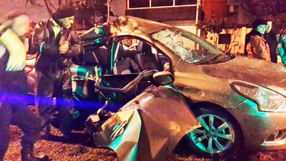 Un auto quedó destruido luego de protagonizar un accidente en Perón al 200