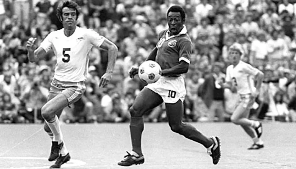 GLORIA. Pelé culminó su larga carrera en el estadio donde se jugará la final.  foto de archivo
