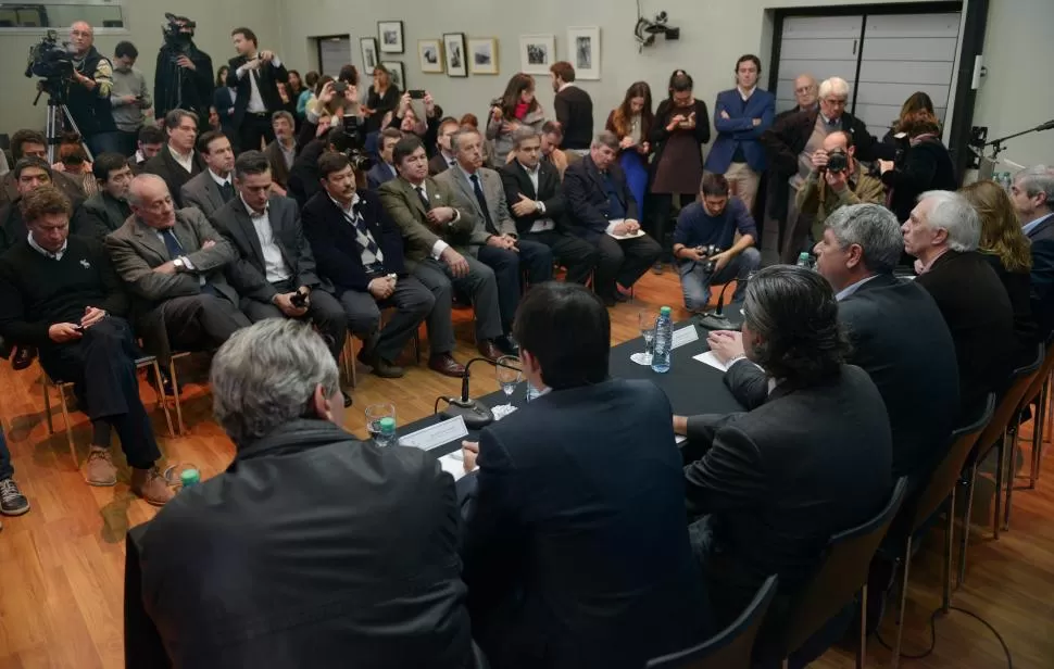 EN BUENOS AIRES.- Buryaile y su gabinete, a la derecha, hablaron ante productores y periodistas especializados. GENTILEZA MINISTERIO DE AGROINDUSTRIA  