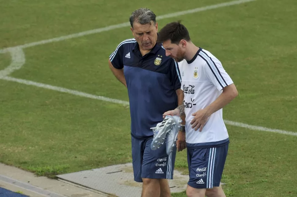 CONVERSACIÓN. Martino habla con Messi luego de la práctica de la Selección. “Leo” espera protagonizar un gran partido.  télam