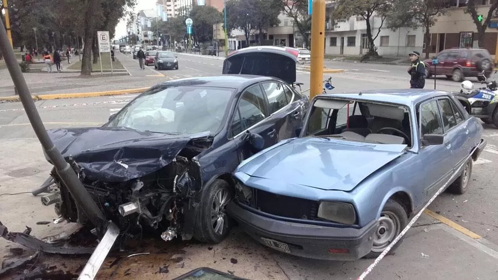 Un violento choque entre dos autos se produjo en avenida Soldati y Honduras