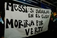 Un centenar de hinchas le pidió a Messi que siga en la Selección