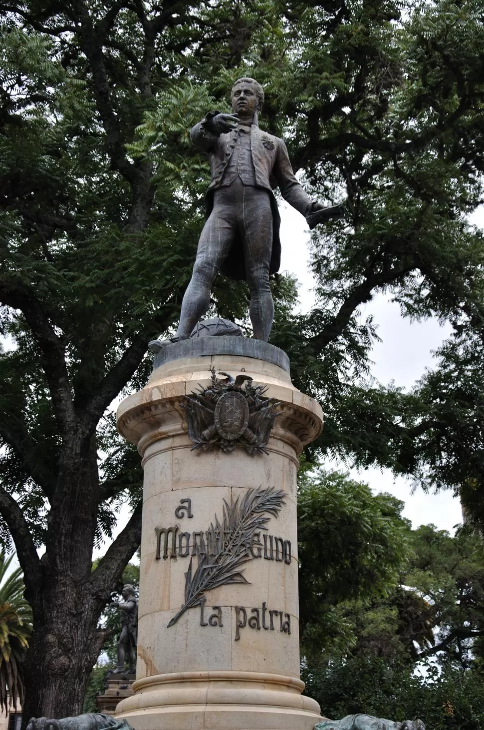BERNARDO DE MONTEAGUDO. Imponente estatua del tucumano, que se levanta, en lo alto de una columna, en la ciudad de Sucre. la gaceta / archivo