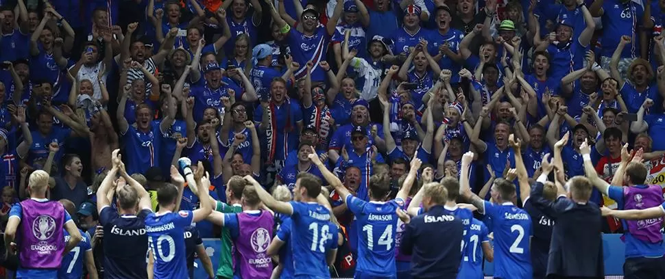 FESTEJARON CON SUS HINCHAS. Los islandeses juega por primera vez la Eurocopa.
FOTO DE REUTERS