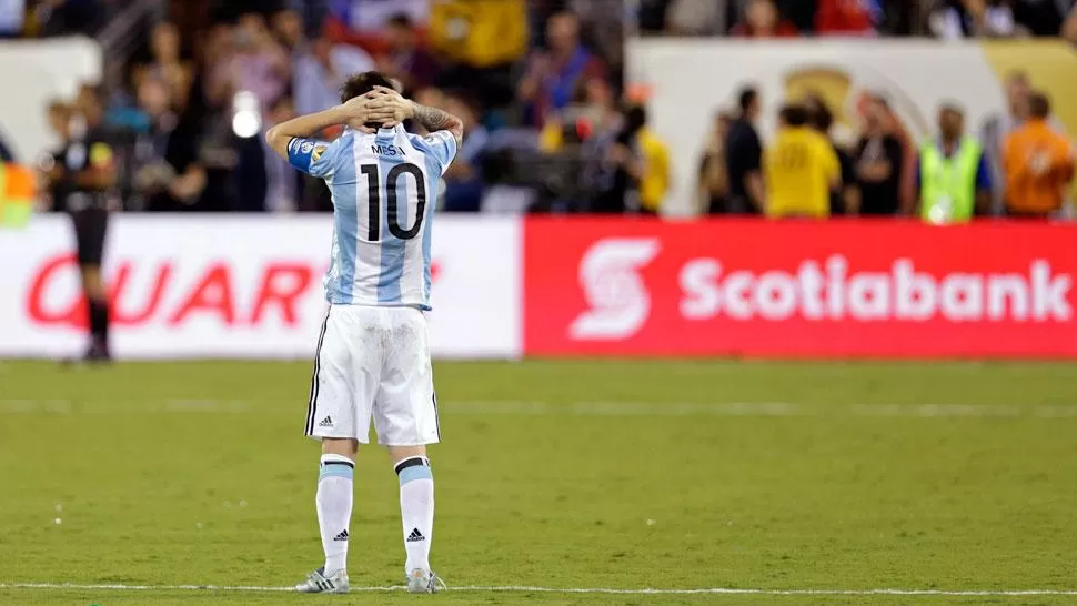DOLOR. Messi se lamenta luego de su penal fallido. REUTERS