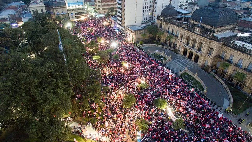PLAZA COPADA. El miles de fanáticos de San Martín se volcaron al microcentro para celebrar el regreso a la B Nacional. FOTO GENTILEZA HORIZONTE DRONES