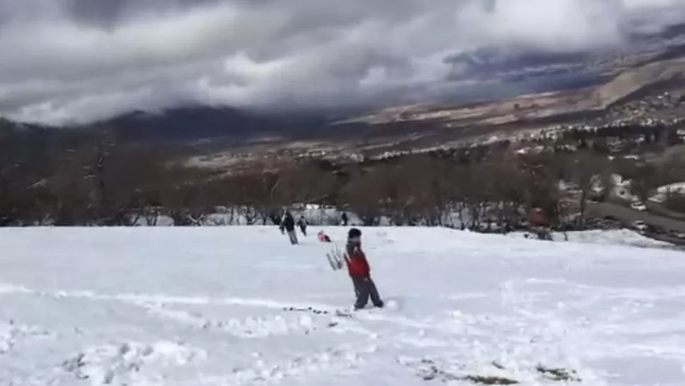 EN TAFÍ. La nieve permitió practicar un deporte extraño en estas tierras. CAPTURA DE VIDEO