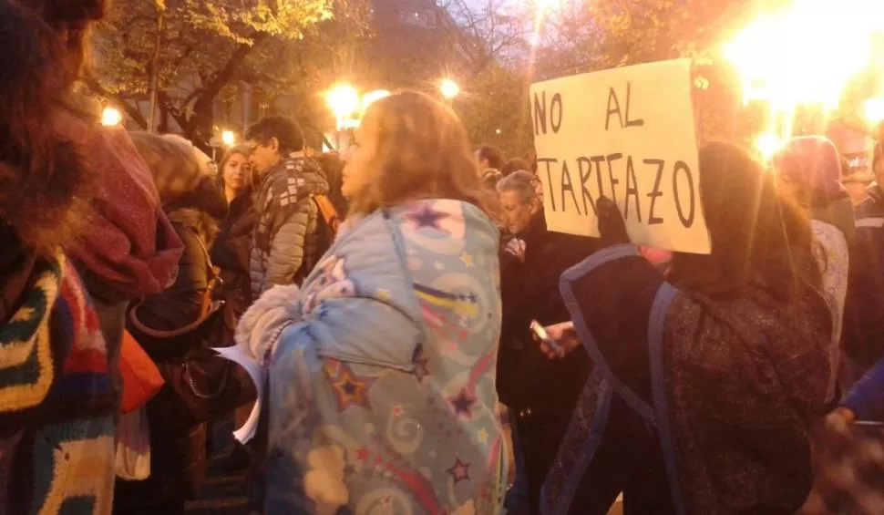 FRAZADAZO. En Mendoza se hicieron protestas similares en contra de los tarizados. FOTO TOMADA DE EXPLICITOONLINE.COM