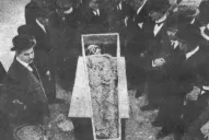 Examen y traslado de los restos