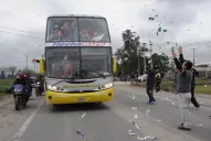 La mejor recibida: una caravana multitudinaria acompañó al plantel