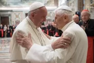 Dos papas juntos: Francisco homenajeó a Benedicto XVI