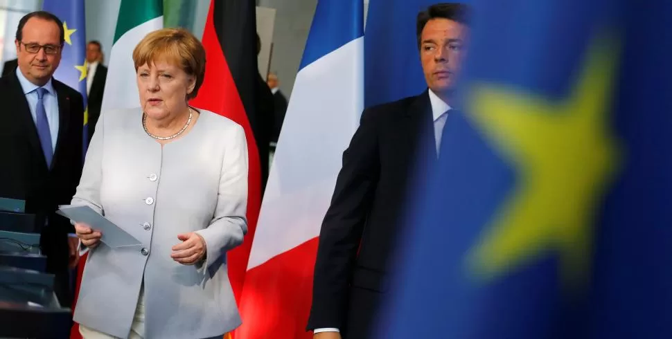 QUE SE VAYAN. Merkel encabezó la reunión de los países-miembro de la Unión Europea, que exigieron a los ingleses que abandonen pronto el bloque. reuters