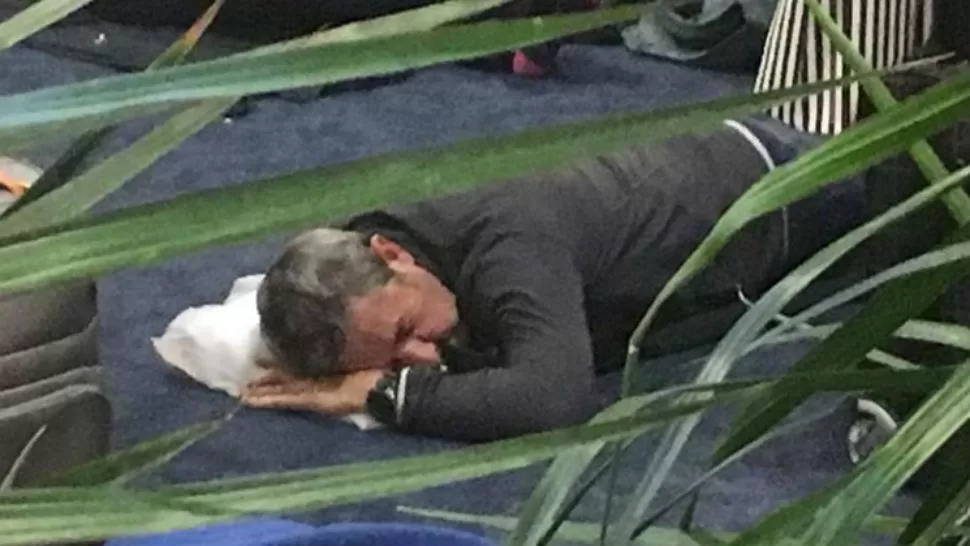 EN EL PISO. Cobos, como otros pasajeros, durmió en el piso de un aeropuerto. IMAGEN TOMADA DE LANACION.COM.AR