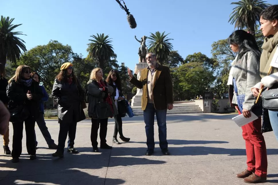 EL PRIMER DÍA. El profesor Santiago Bliss explica hechos históricos vinculados con la plaza San Martín durante uno de los recorridos del proyecto. LA GACETA / FOTOS DE FRANCO VERA.