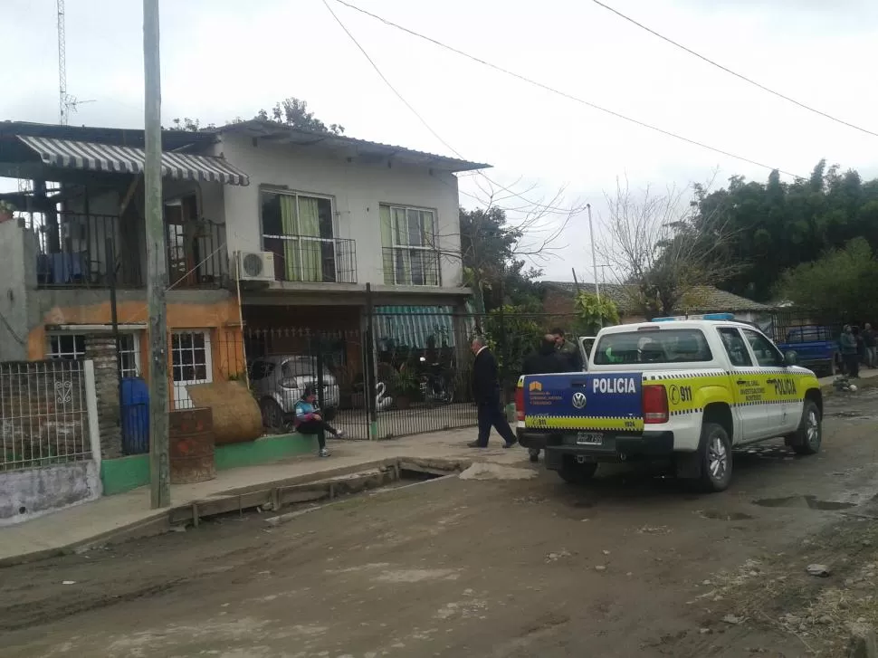 PERICIAS. El personal de la fiscalía de Monteros y la Policía estuvieron recogiendo pruebas en la casa asaltada. la gaceta / fotos de rodolfo casen