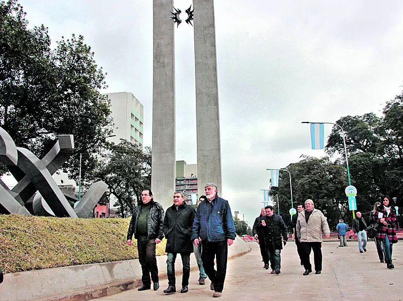VISITA. Alfaro (centro) recorre el Monumento. Será inaugurado en ocho días. prensa san miguel de tucumán