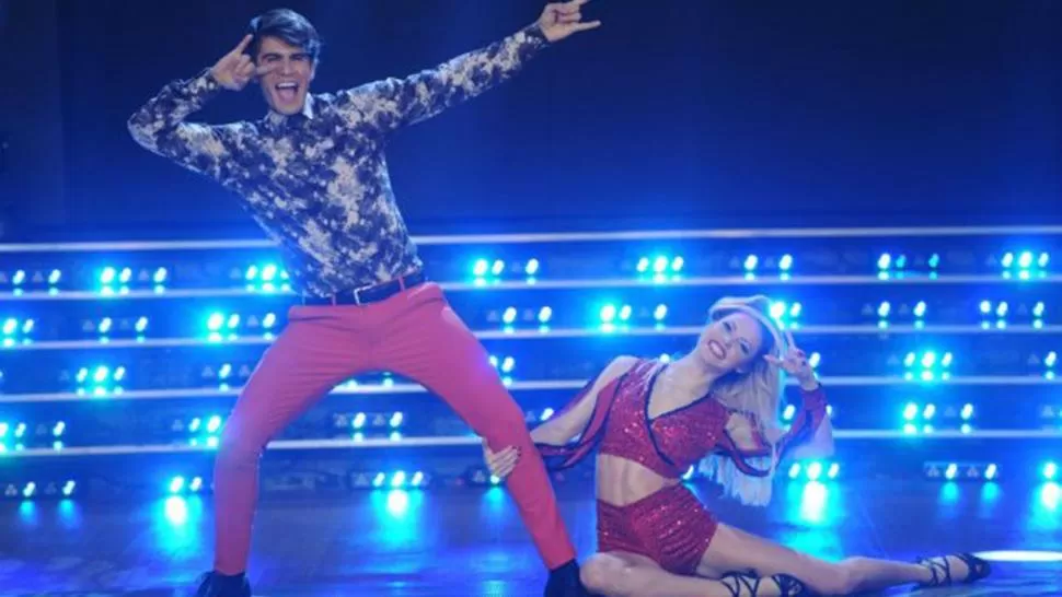 Fernando Vázquez y su bailarina. FOTO TOMADA DE EL TRECE TV. 
