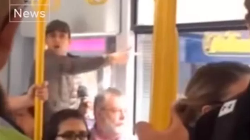 Filmaron un violento ataque racista en un tranvía de Manchester