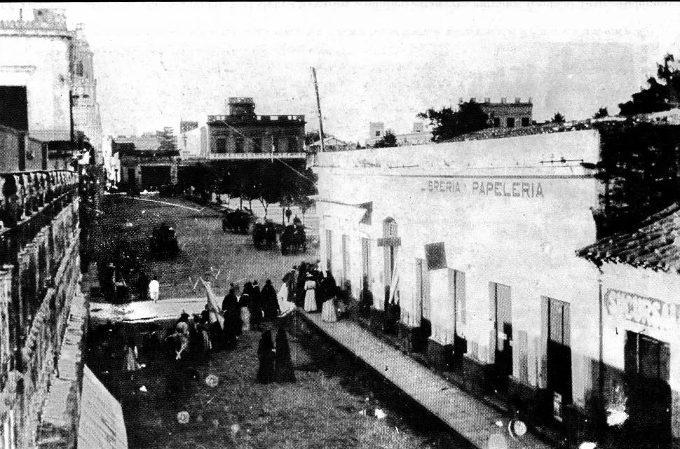 CALLE 9 DE JULIO. En esta foto de fines del siglo XIX, sobre la derecha, se divisan edificios antiguos. Acaso en uno de ellos nació Monteagudo. LA GACETA / FOTOS DE ARCHIVO