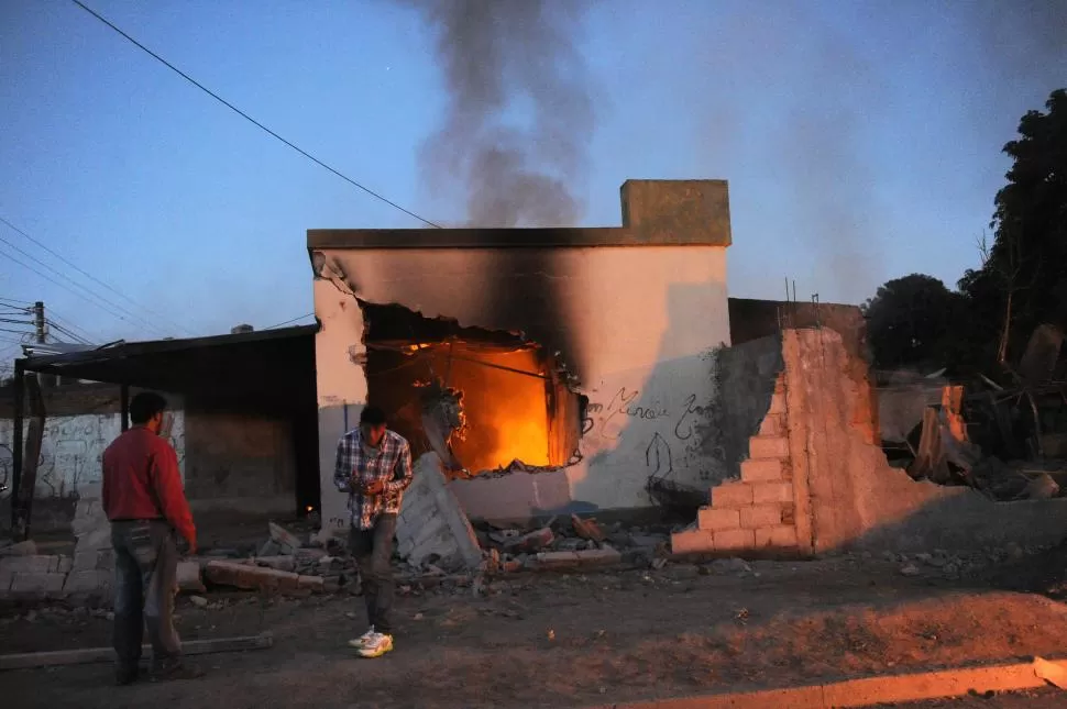 VENGANZA. Familiares y amigos de Sergio Ortiz quemaron la casa de su presunto asesino, un tal “Mechudo”. la gaceta / foto de hector peralta