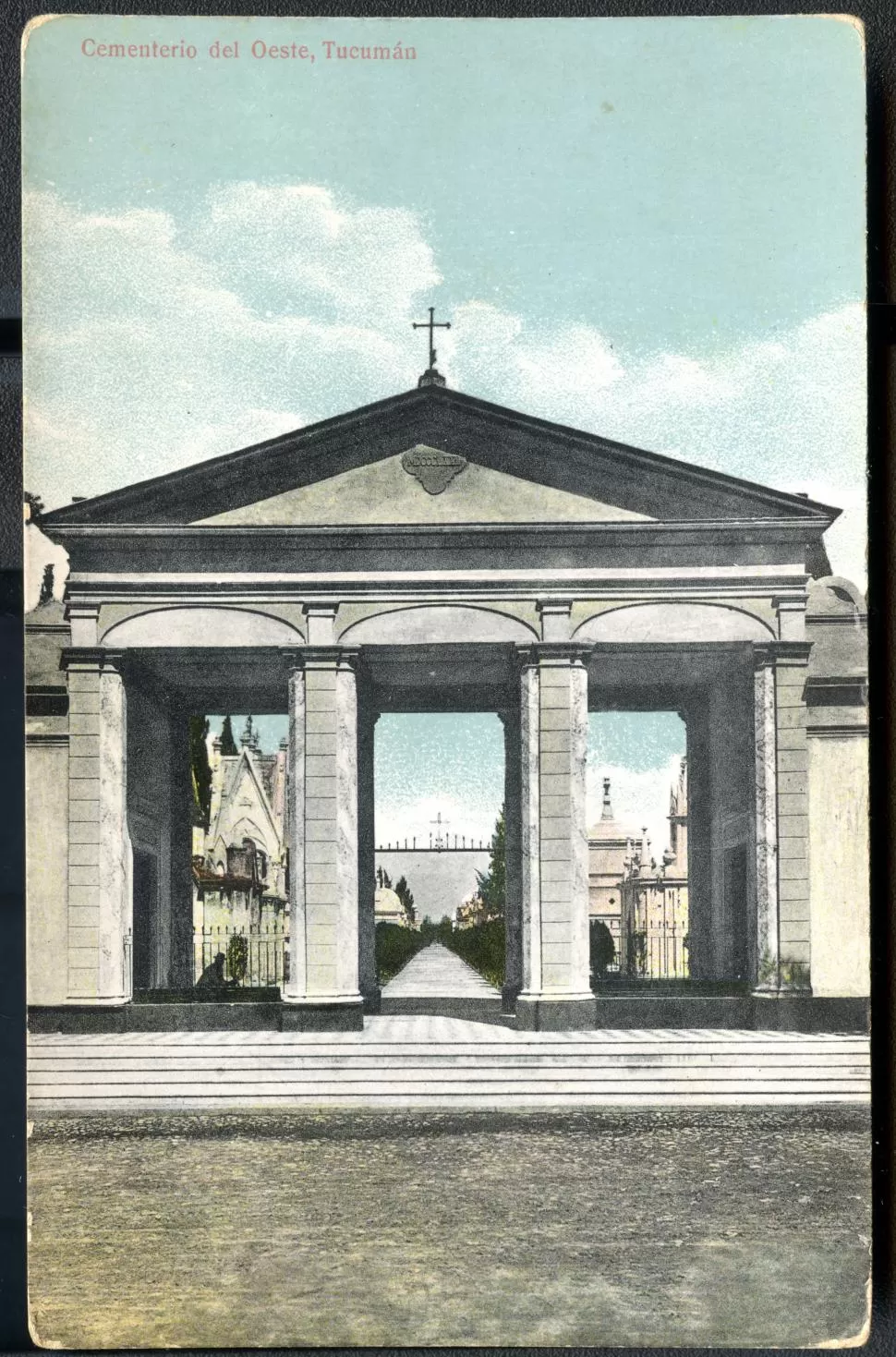 EL PORTICO. La entrada del Cementerio del Oeste mostraba una magnificencia inusual hacia 1910. LA GACETA  (ARCHIVO).