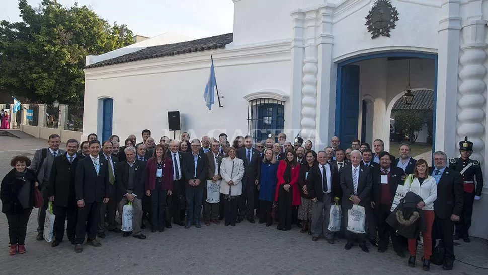 FOTO DE FAMILIA. Al finalizar el plenario, los rectores posaron para la foto frente al Museo Casa Histórica. LA GACETA / FOTO DE DIEGO ARÁOZ