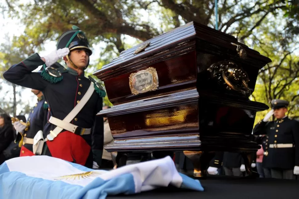 CORTEJO. Soldados y cadetes del Liceo Militar Gregorio Aráoz de La Madrid llevaron a pulso la urna con los restos del prócer hasta su mausoleo. 