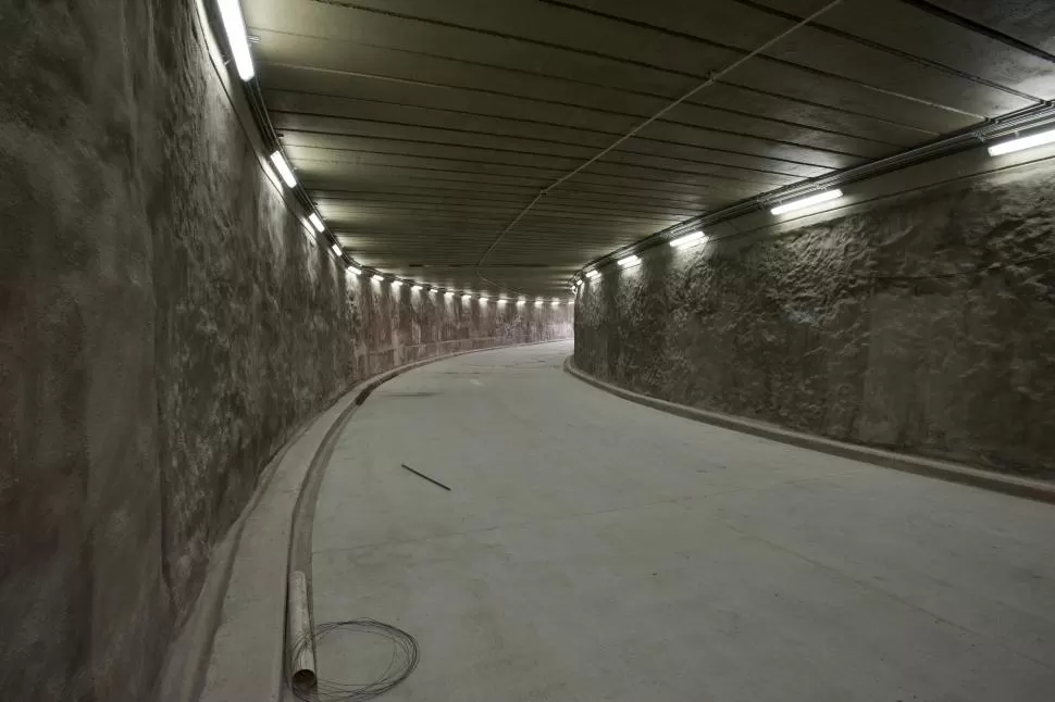 SIN AGUA. El túnel vehicular que unirá la calle Córdoba, entre Marco Avellaneda y Suipacha, ya está listo. la gaceta / foto de Inés Quinteros Orio