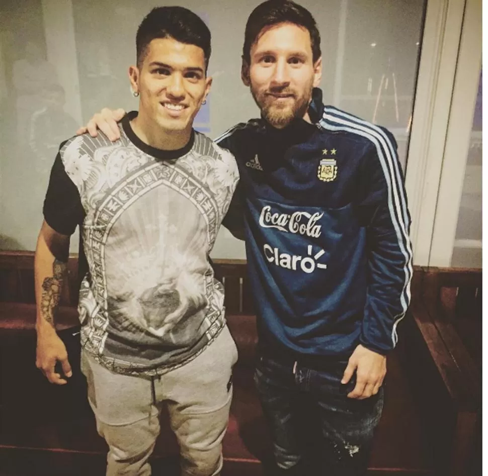 CON EL HERMANO DEL “KUN”. Messi estuvo en la casa de Sergio Agüero, donde posó son su hermano Gastón Del Castillo.  