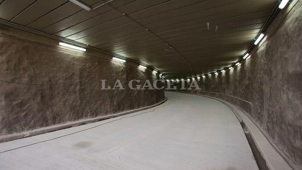 PASO CERRADO, POR AHORA. Se estima que en 40 días estará habilitado el túnel de la calle Córdoba. ARCHIVO LA GACETA / FOTO DE INÉS QUINTEROS ORIO