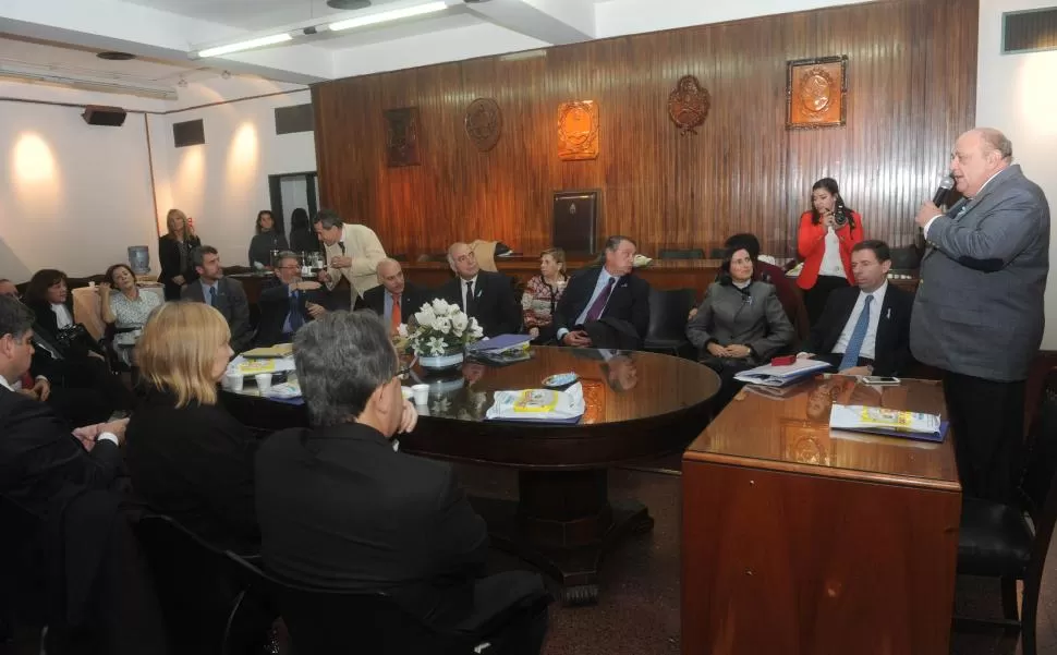 Ricardo Sanjuán (de pie), presidente de la Cámara Federal de Apelaciones de Tucumán, ofició de anfitrión ante sus pares de todo el país. la gaceta / foto de Antonio Ferroni