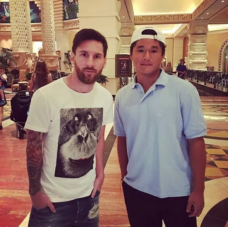 DE VACACIONES. Messi junto a un empleado del hotel en Nassau, Bahamas. nexogol.nexofin.com