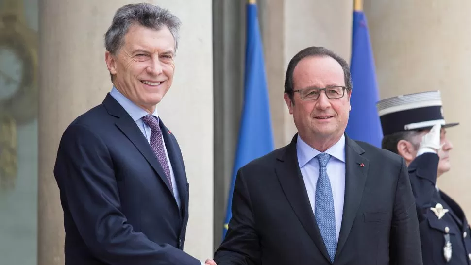 PROTOCOLO. La foto que Macri y Hollande se tomaron en el Palacio del Elíseo. TÉLAM