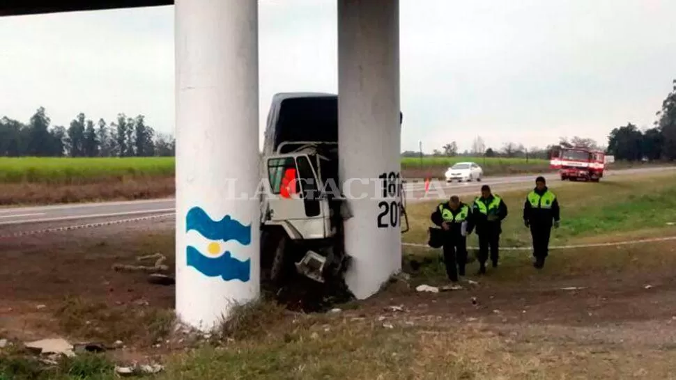 IMPACTO FRONTAL. Ambos ocupantes del camión murieron en el acto. LA GACETA / FOTO DE INÉS QUINTEROS ORIO VÍA MÓVIL