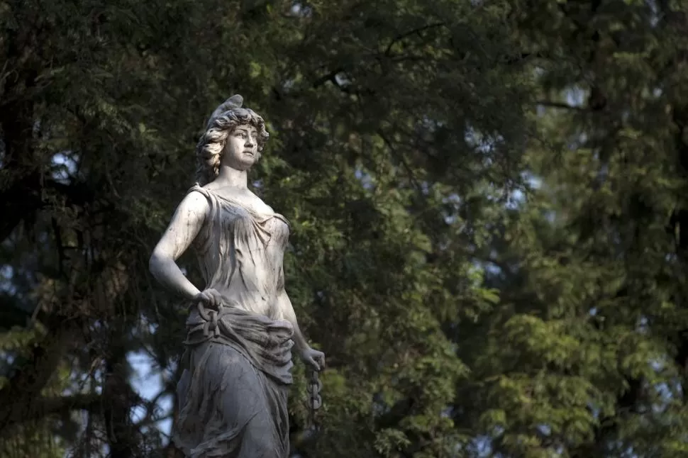 LA LIBERTAD. La escultura de Lola Mora es una joya de la plaza principal. LA GACETA / FOTO DE DIEGO ARÁOZ.