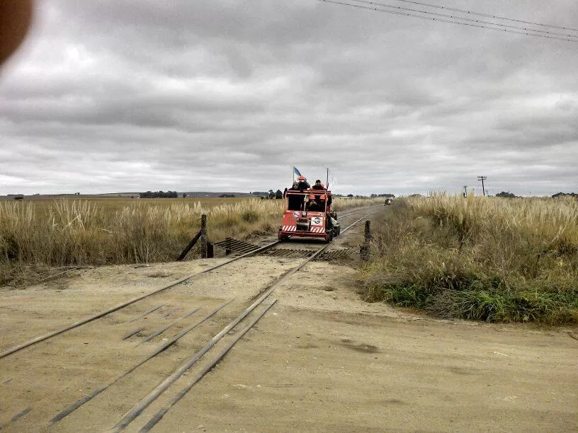 EN ACCIÓN. La zorra es el vehículo que usan los operarios (llamados catangos) para llegar a reparar las vías.  
