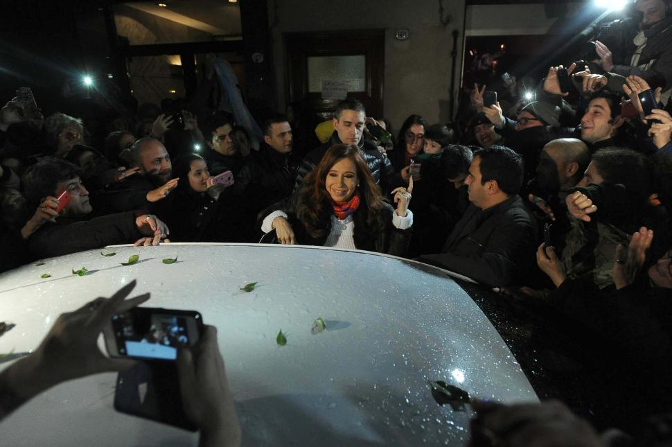 DE REGRESO CON POLÉMICA. Cristina volvió el domingo a Buenos Aires y, en una entrevista radial criticó el rumbo económico de actual gobierno. telam