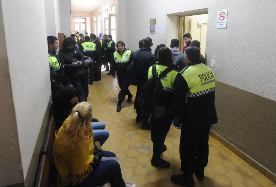 TENSIÓN EN LOS PASILLOS. Policías del 911, motoristas, peritos y personal de la Comisaría 1° desfilaron por el despacho del fiscal Navarro Dávila. la gaceta / foto de antonio ferroni