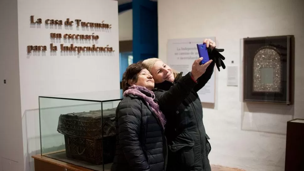 EN LA CASA HISTÓRICA. Dos turistas se toman una selfie en el museo de la independencia. LA GACETA / INÉS QUINTEROS ORIO