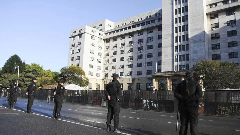 Muchos policías y pocos militantes recibieron a Cristina Fernández en Comodoro Py
