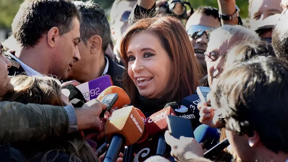 CRISTINA FERNÁNDEZ. La ex presidenta habla con la prensa al salir de Comodor Py. FOTO TOMADA DE INFOBAE.COM