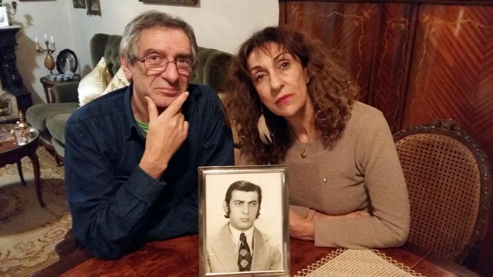EN FAMILIA. Juan y Liliana Falú, y una imagen de su hermano Luis Eduardo. gentileza familia falú