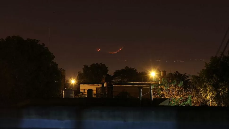 Un incendio consume cientos de hectáreas en los cerros de Mala Mala