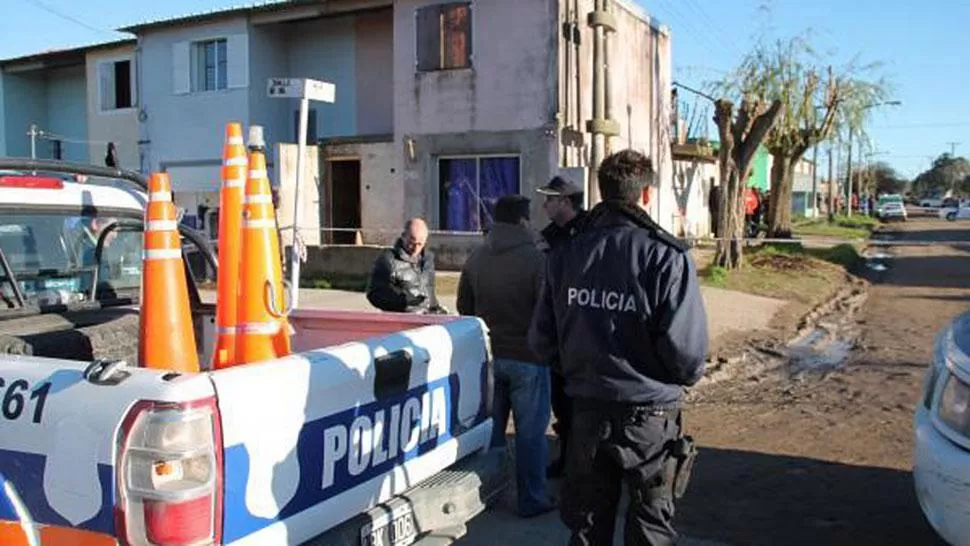 NECOCHEA. Policías, a metros de la casa donde ocurrió el terrible crímen. FOTO TOMADA DE INFOBAE.COM