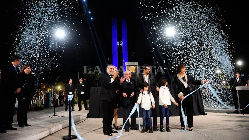 ALFARO Y LOS VECINOS. El intendente inauguró el monumento junto con un grupo de vecinos. LA GACETA / JUAN PABLO SÁNCHEZ NOLI