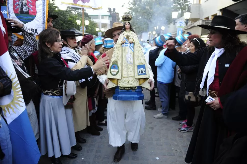 CON LA PATRONA. La delegación tradicionalista de Tucumán fue encabezada por la Virgen de La Merced. la gaceta / fotos de juan pablo sánchez noli