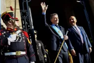 Macri entró nervioso a Casa de Gobierno y salió con los atributos de mando
