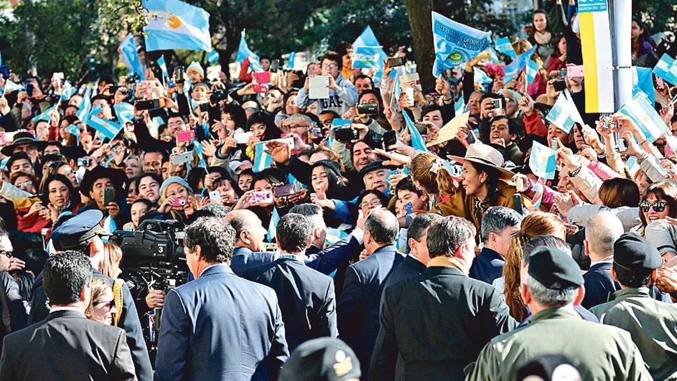 MACRI Y MANZUR. El presidente y el gobernador saludan al público. LA GACETA / ALEJANDRA CASAS CAU