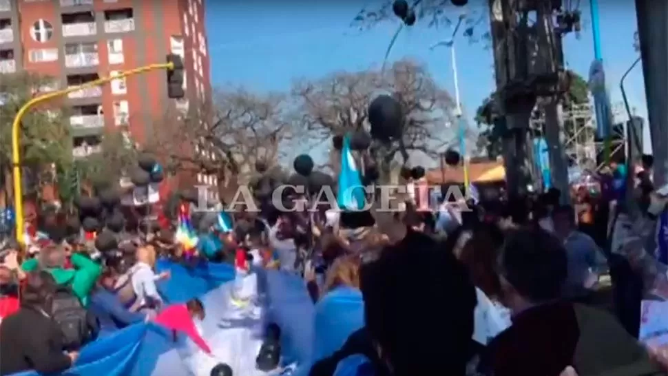 Hubo una protesta contra Macri durante el desfile del Bicentenario