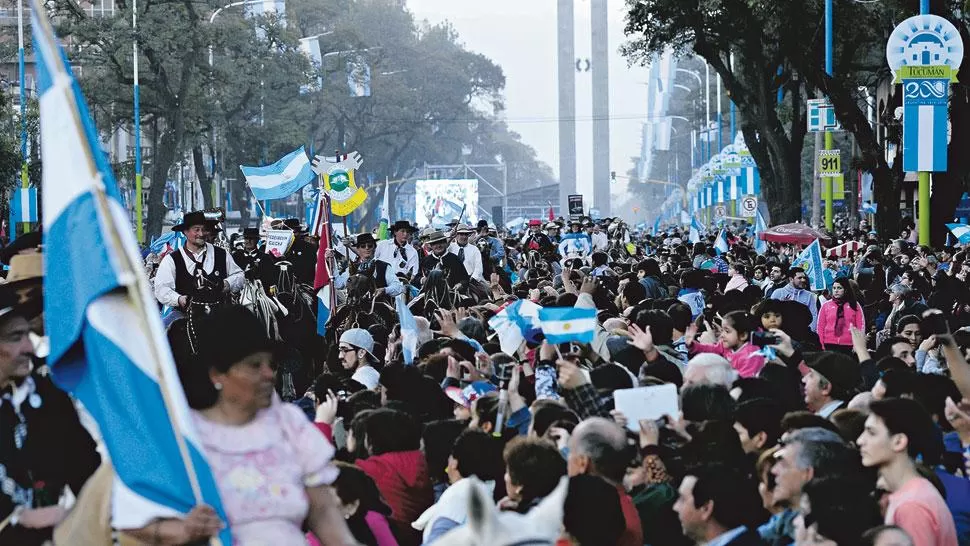 MULTITUD. Un mar de personas en pleno desfile. LA GACETA / JUAN PABLO SÁNCHEZ NOLI